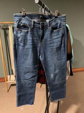Judy Blue Relaxed Fit Distressed Raw Hem Jeans Size 9/29
